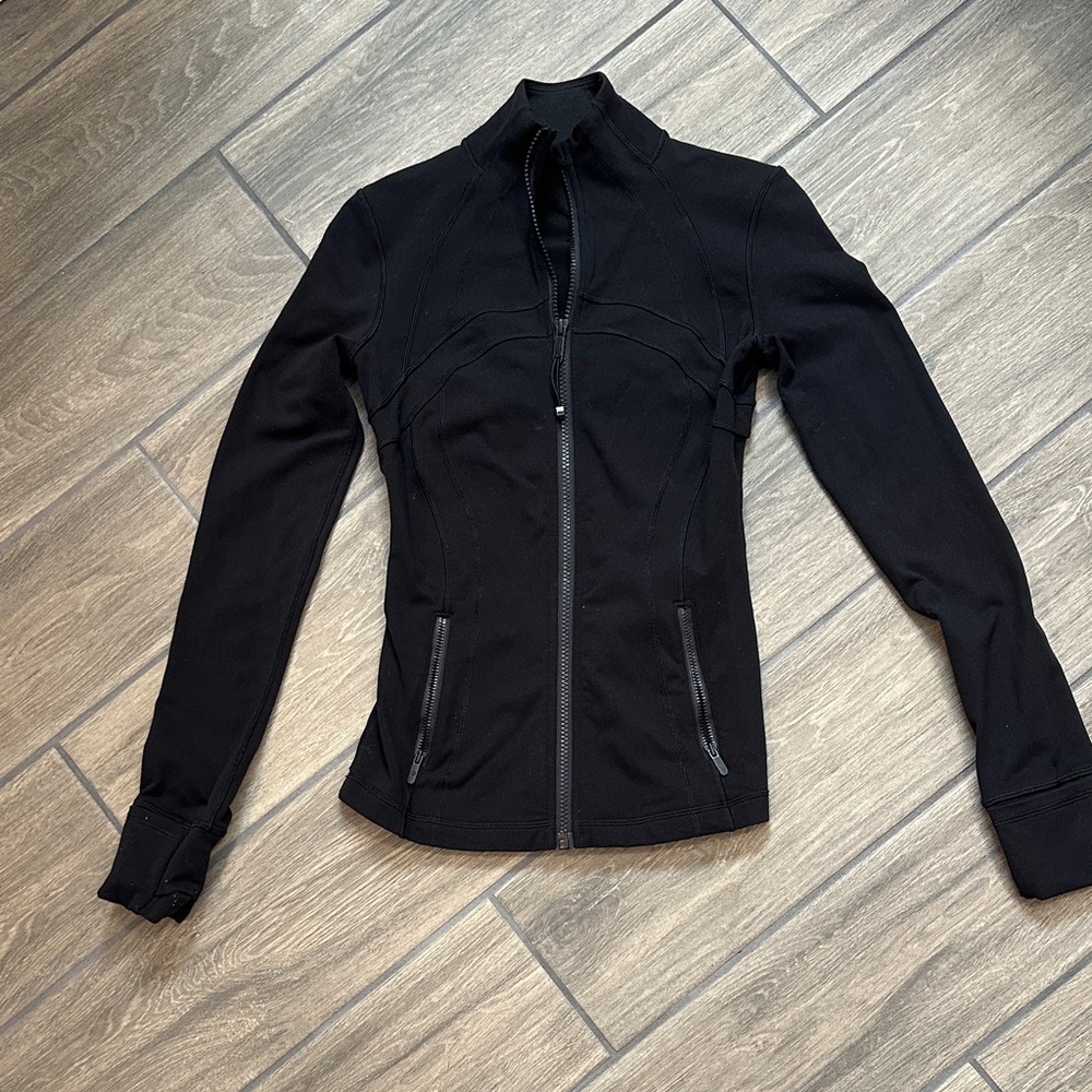 Lululemon Women's Black Jacket, zip front, 2 pocket warm hand cuffs.